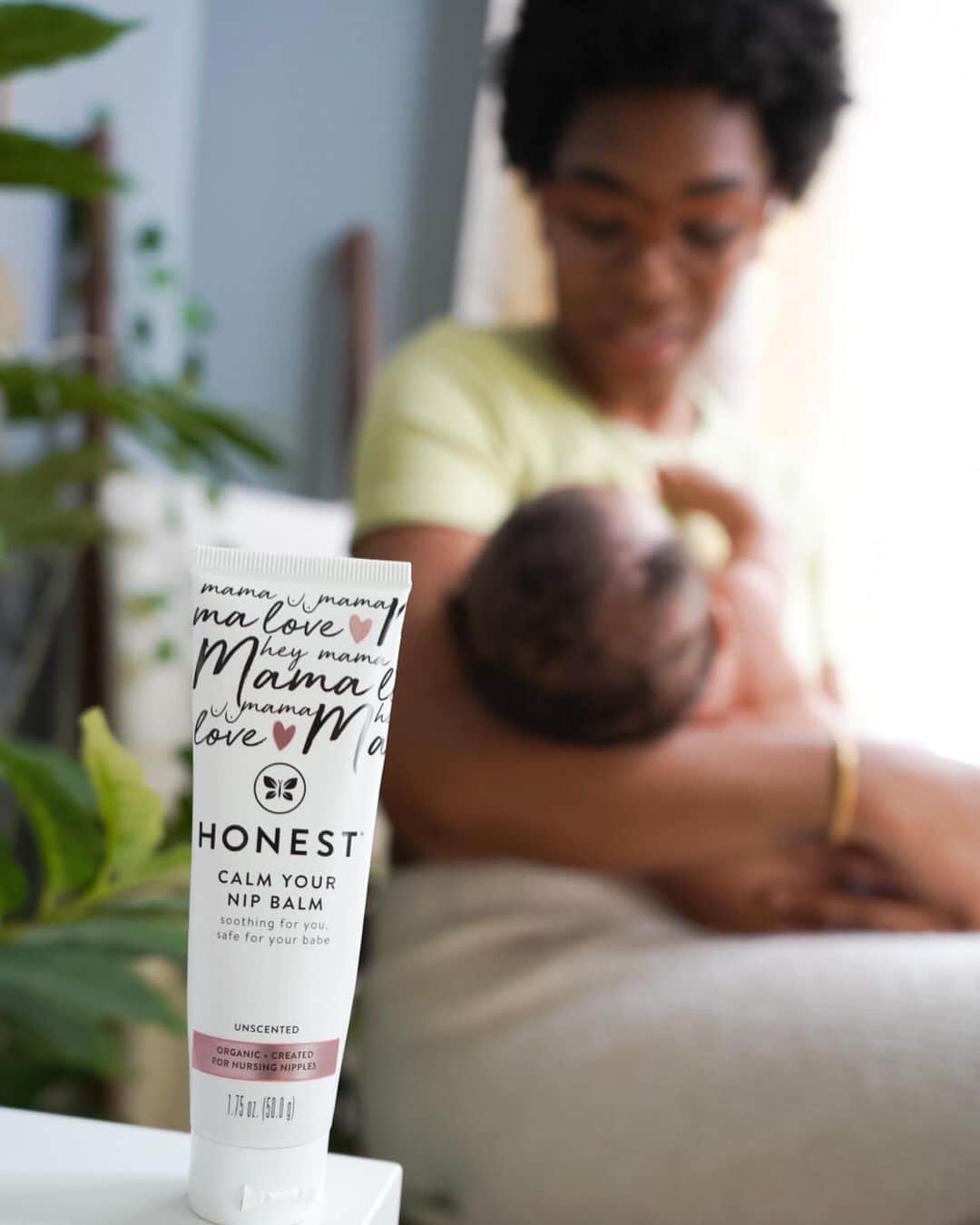 The Honest Companyさんのインスタグラム写真 - (The Honest CompanyInstagram)「"We all hear all types of things about breastfeeding... but what you don't is the chapped + sore nipples from feeding our babies!" -@bitsofashh ⁣⁣ ⁣⁣ Mamas, let’s discuss and let’s heal! 🤱 Our Calm Your Nip Balm is unscented, organic + hypoallergenic, which means it can stay on through feeding times. ⁣⁣ ⁣⁣ Keep your nips safely protected + moisturized, the honest way. 💞 #HonestCompany #honestambassador #honestmama」7月30日 5時19分 - honest