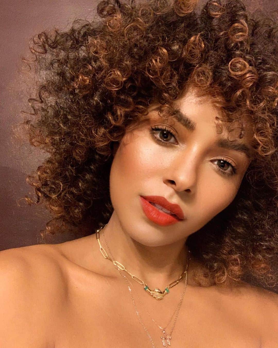 カテリーナ・グレアムのインスタグラム：「Celebrating #NationalLipstickDay today with my fave @lorealparis Rouge Signature lip stain in “I am worth it” Red! What’s everyone’s favorite matte lip stain color?!   Take a picture naming your favorite @lorealparis Rouge Signature color and hashtag #nationallipstickday and #katgraham and I’ll repost it!! Can’t wait to see all of your beautiful faces! 💕💄💋.」