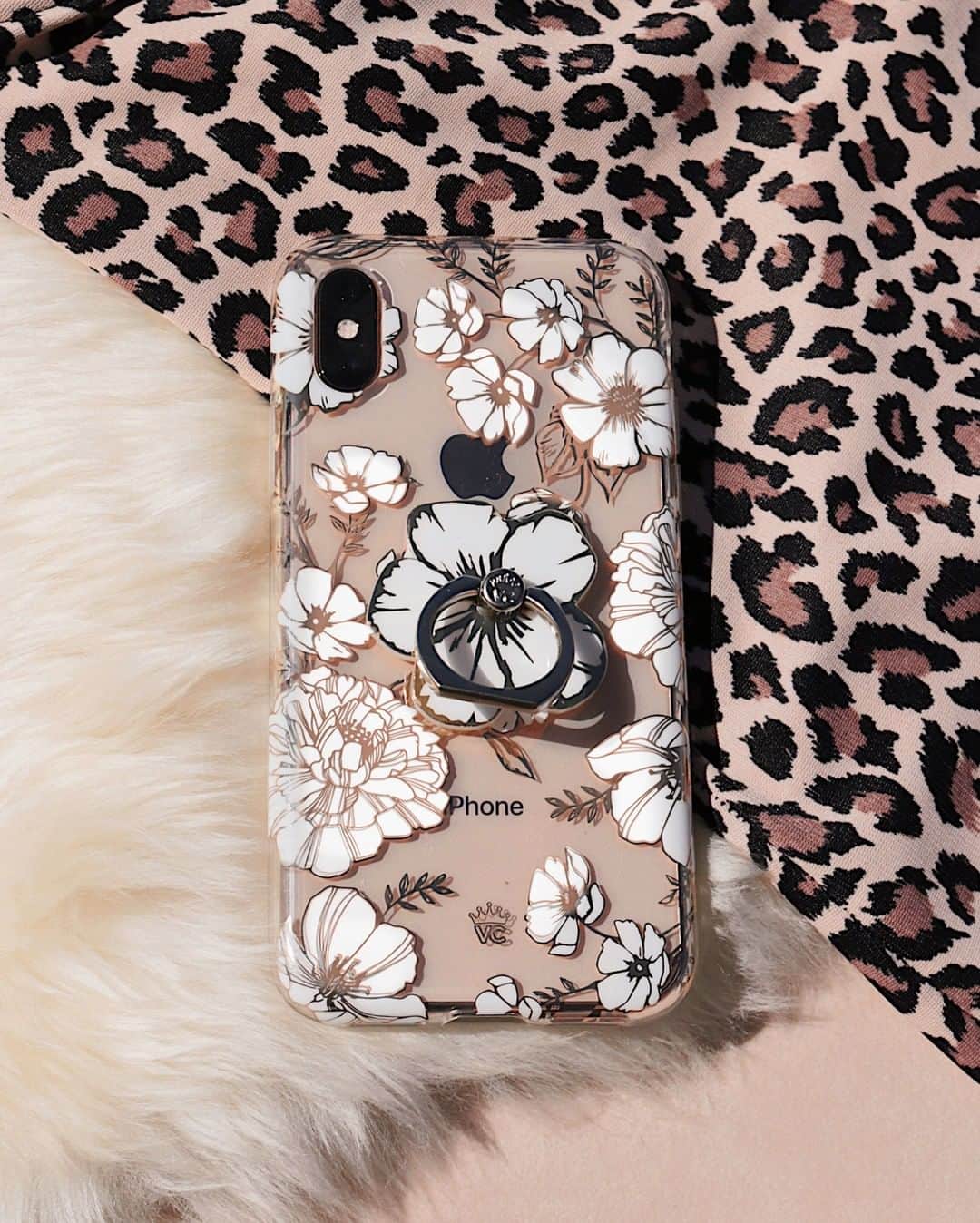 VELVETCAVIARさんのインスタグラム写真 - (VELVETCAVIARInstagram)「Compliment your wild side with the classic elegance of White Chrome Floral! 🌸#velvetcaviar」7月30日 5時30分 - velvetcaviar