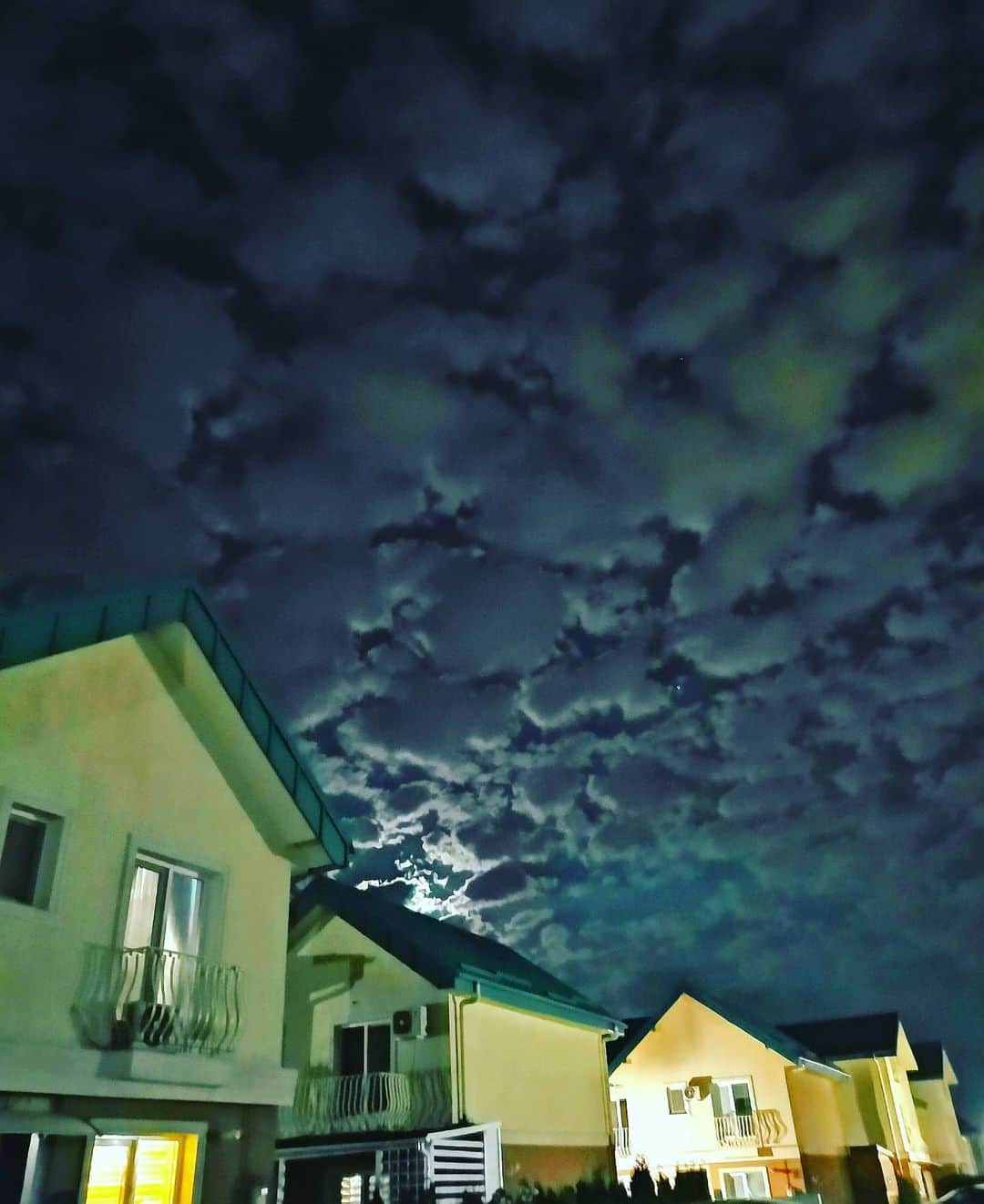 カタリナ・ポノルのインスタグラム：「Good night @cosmopolis_bucuresti ❤️」
