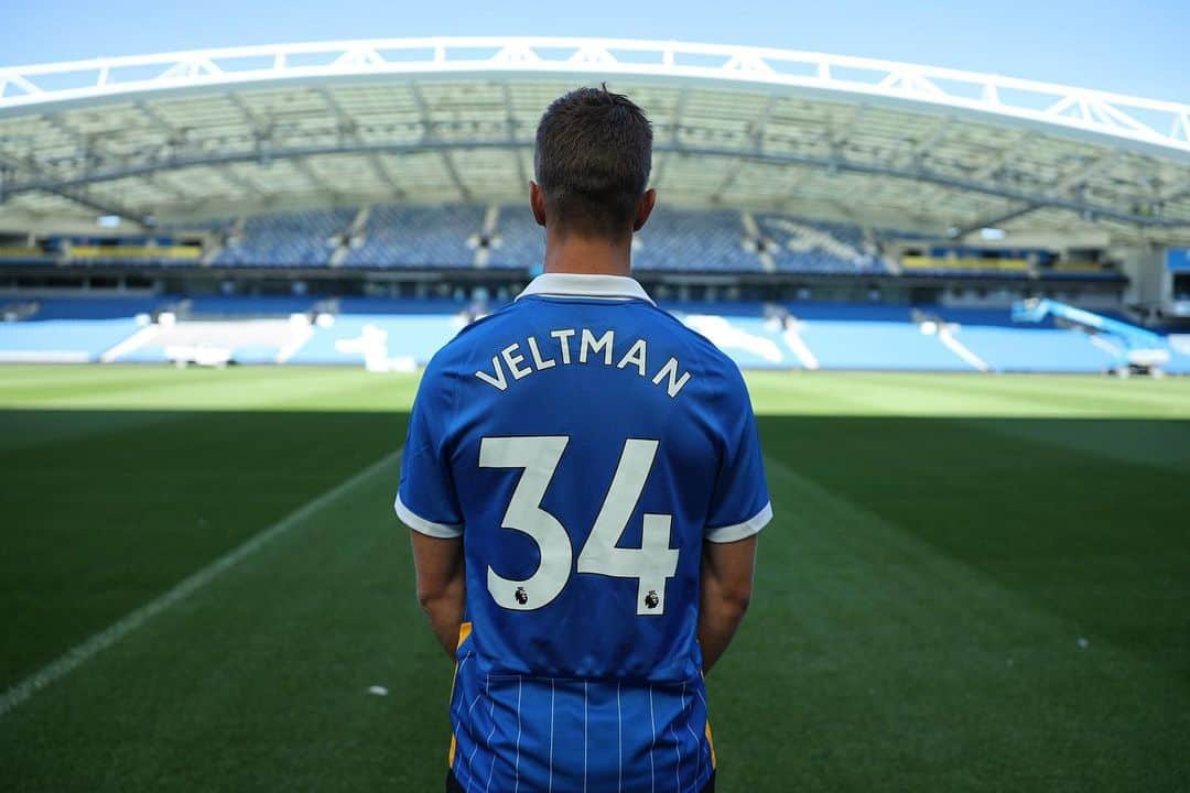 ジョエル・フェルトマンのインスタグラム：「19 years of highs and lows at @afcajax. Now it’s time for a new chapter @officialbhafc 🙏 #BHAFC 🔵⚪️  - @naomiveltman Thank you for standing by my side and directing the beautiful announcement movie in my previous post 😘🎥」