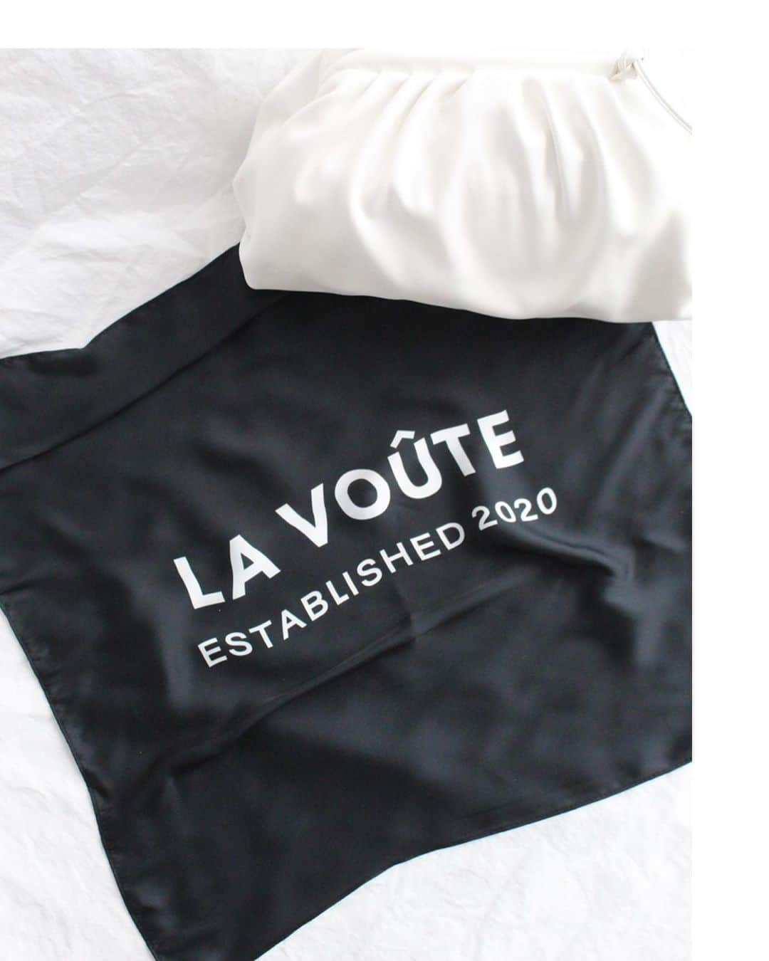 エイドリアン・バイロンさんのインスタグラム写真 - (エイドリアン・バイロンInstagram)「LA SOIE 🔒 @LaVoute Silk scarf realness! Lol. S W I P E ➡️ I’m clearly mad excited for some new surprises coming soon! Tap to follow @LaVoute ⬅️ & Tap to shop ⬆️ BESOS Xx」7月30日 5時43分 - adriennebailon