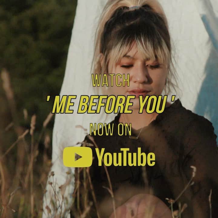 Mali-Koa Hoodのインスタグラム：「THE VIDEO FOR ME BEFORE YOU IS OUT NOW 😭 Brainstormed w @chantmc and SOMEHOW convinced @kovachevvictor to direct the chaos! A reverse video, filmed in a day, starting with the end of the narrative and finishing the day at the beginning 🤯 We lucked out w the British weather and I can now sing my song backwards in parts w both melody and lyrics - which sounds like a Finnish Eurovision entry. Shout out to my friends who helped walk around me and especially my flatmate who lent me his room so I could make my acting debut. Lol.   It’s the story I envisaged for this song, the journey back in time to your truest self. hope you love it like I do! Link in my bio X」