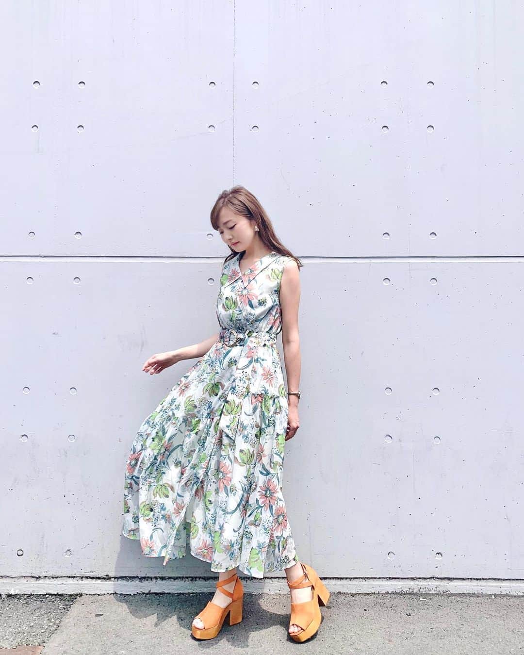 西村笑花さんのインスタグラム写真 - (西村笑花Instagram)「🧡 ・ ・ Summerワンピ🌞🌴✨ 夏らしい柄に、シャツの襟がついていたり スカートの形もアシメヘムになっていて 生地もさらっとしていて着やすくて可愛いです☺️💛 #👗  #redyazel #coodinate #summertrends #summerfashion #summercode #fashion #fashiongram #coordinate #fashionstyle」7月30日 5時50分 - emika_nishimura