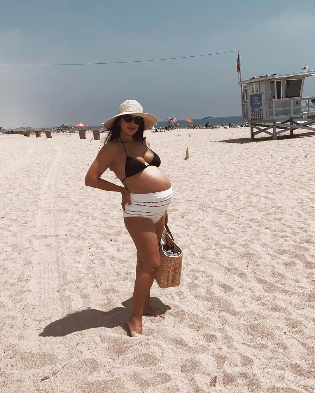 Bianca Cheah Chalmersさんのインスタグラム写真 - (Bianca Cheah ChalmersInstagram)「I bought these high waisted bikini bottoms when I was pregnant, and guess what...they still fit me, and I still wear them (swipe to see pics). I used to always turn my nose up at anything high waisted, but times have changed being a new mum. Why? Because they actually make me feel really confident. Some days I just don’t feel good about my body and some days I do 💪🏽. I can’t win all the time. But if a pair of high waisted bikinis or a full piece makes me feel good, then I say rock it and own it as self confidence is the best outfit we can wear!   #selfconfidence #confidence #mumlife #mom #momlife #proudmom #12monthsold #postpartumbody」7月30日 5時52分 - biancamaycheah
