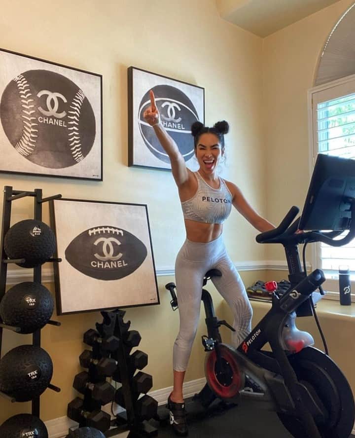The Oliver Gal Artist Co.さんのインスタグラム写真 - (The Oliver Gal Artist Co.Instagram)「We're obsessed with @babyellestyle and her #homegym 😍 Check out our Fashion Ball Collection with the link in bio! #olivergal」7月30日 6時01分 - olivergalart