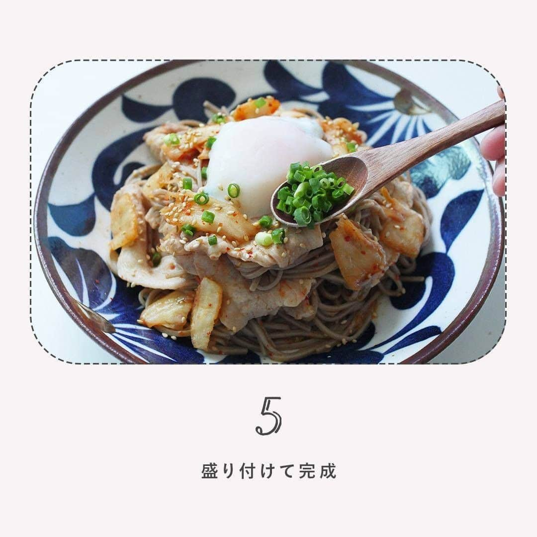 macaroniさんのインスタグラム写真 - (macaroniInstagram)「すぐ麺😊 「#豚キムチそば」 このレシピのポイントは↓の投稿文をチェックしてくださいね✨ . ---------------------------------- ✍️このレシピのポイントは… . ✔️そばと豚肉を一緒に茹でて時短✨ ✔️お好みの具材でアレンジ可能！ ✔️キムチ消費にぴったり🙌 ---------------------------------- このレシピは @crazynuts_03 が考えました🍳‍👩✨ . ■調理時間：15分 . ■材料（1人分) ・そば：1束(100g) ・豚ロース肉(しゃぶしゃぶ用）：80g ・白菜キムチ：80g ・a. 砂糖：小さじ1/3杯 ・a. めんつゆ（3倍濃縮）：大さじ1と1/2杯 ・a. ごま油：大さじ1杯 . ＜トッピング＞ ・温泉卵：適量 ・白いりごま：適量 ・小口ねぎ：適量 . ■作り方 ①ボウルにキムチ、(a) を混ぜ合わせます。 ②鍋に熱湯を沸かし、表記時間通り茹でます。途中でザルをのせ、豚ロース肉を入れて茹でます。そばはザルに上げて流水で洗って水気を切ります。豚ロース肉は、ザルに上げて水気を切ります。 ③①に加えて混ぜ合わせます。 ④お皿に盛り、温泉卵、白いりごま、小口ねぎをトッピングして召し上がれ。 . ★MEMO★ ・そばと一緒に豚肉を茹でると時短になりますよ。 ・今回は、4分茹でのそばを使用しています。 ・オクラなどお好みの具材で、アレンジしてみてくださいね。 . ━━━━━━━━━━━━━━━━━━━━⁣ 毎日が楽しくなるお買いもの✨ 「macaroni store⁠（マカロニストア）」で ちょっといいもの探してみませんか？⁠😊 @macaroni.store ━━━━━━━━━━━━━━━━━━━━⁣ . #macaroniレシピ #レシピ #おうちごはん #暮らし #日常  #おうちカフェ #ごはん #暮らしを楽しむ #料理好きな人と繋がりたい #自炊 #手料理 #丁寧な暮らし #うちごはん #日々の暮らし #家庭料理 #日々 #献立 #ランチ #晩ごはん #夕飯 #夜ごはん #お昼ごはん #夜ご飯 #晩ご飯 #お昼ご飯 #おうち時間 #豚キムチ #キムチ #そば」7月30日 6時00分 - macaroni_news