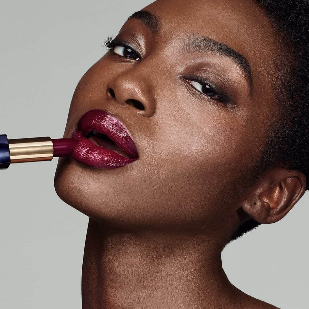 エスティローダーさんのインスタグラム写真 - (エスティローダーInstagram)「This #NationalLipstickDay, we dare you to go bold with #PureColorEnvy Lipstick in Insolent Plum 450. Take that leap – look gorgeous and feel the benefits of its innovative ingredients:   💜Faceted Pigments that sculpt and create definition  💜Hyaluronic Acid that hydrates lips, leaving them sensually soft 💜Time Release Moisture complex that captures and infuses moisture」7月30日 6時03分 - esteelauder