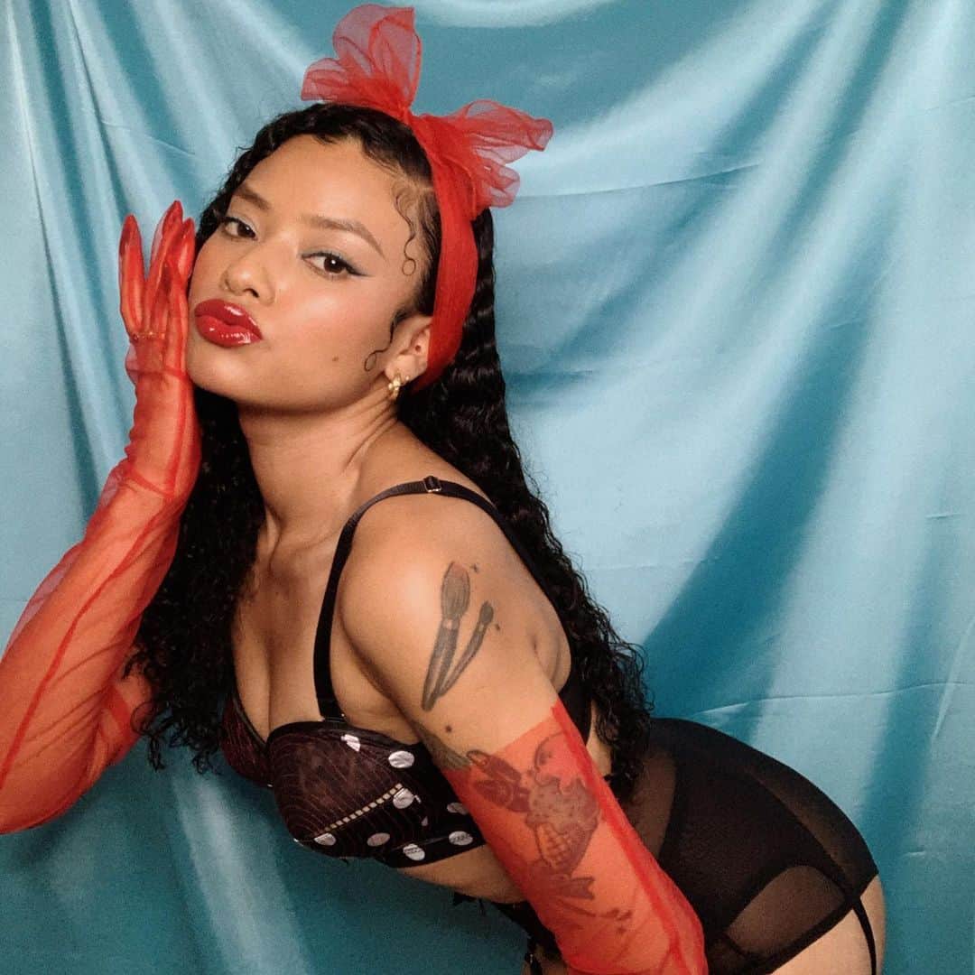ティファニー・キャデラックのインスタグラム：「I get so weak in the knees for overwire bras😩💕　 👙 @bettiepagelingerie」
