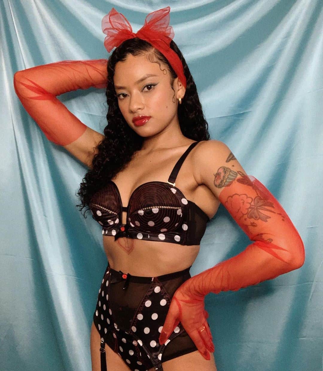 ティファニー・キャデラックのインスタグラム：「Dot dot dot ... 🖤🤍❤️ Currently favorite set from @bettiepagelingerie 👙」