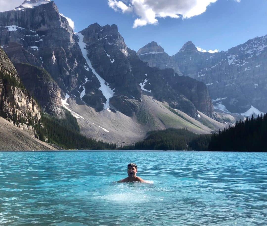 ハビエル・ラジャのインスタグラム：「Could not resist swimming in a lake with these views, even it was freezing cold 😅」