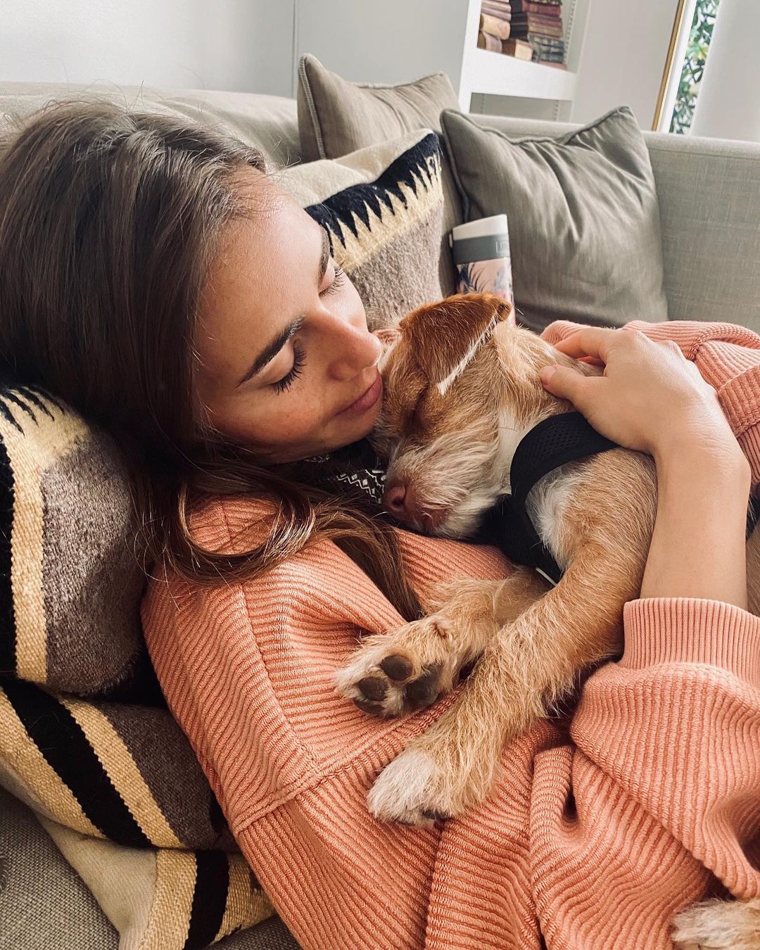 リリー・コリンズさんのインスタグラム写真 - (リリー・コリンズInstagram)「Puppy dreams...」7月30日 6時14分 - lilyjcollins