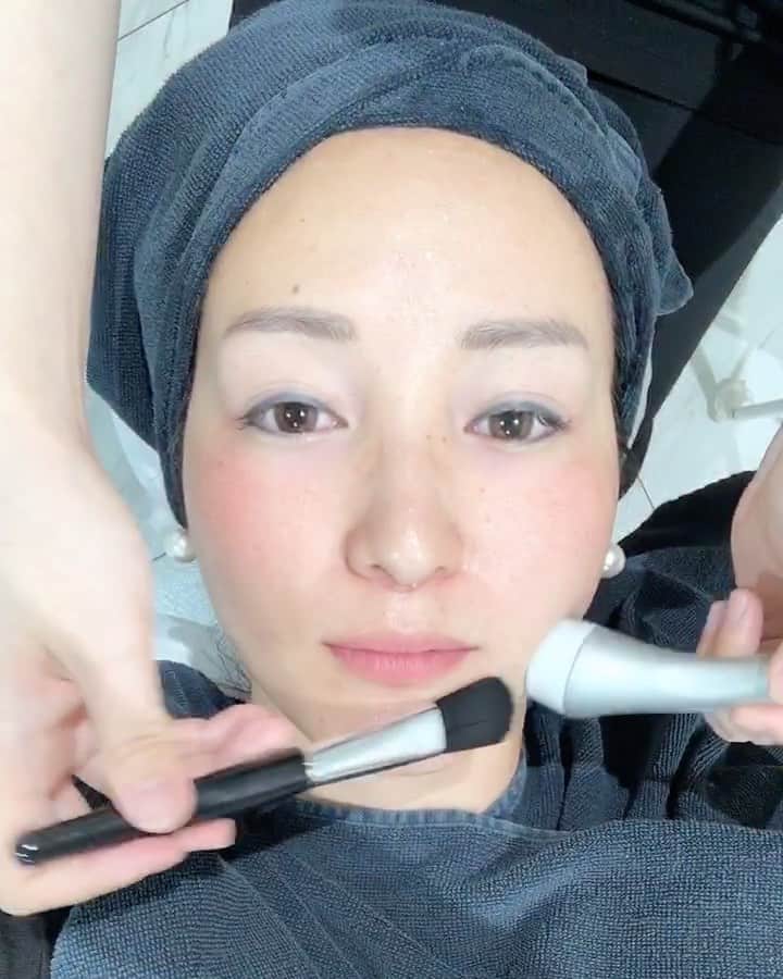 木村真野のインスタグラム：「仕上げは美肌トリートメント❤️ この少しのピリピリ感が最高に気持ちいい✨ 乾燥肌や毛穴の開きもだんだんよくなってきました。33歳がんばろ😂 @tokyo_hills_clinic  #mayasaya #skin #東京ヒルズクリニック　#美肌　#美白　#美肌トリートメント　#ピリピリ感　#毛穴　#改善　#乾燥肌　#33歳がんばろう」