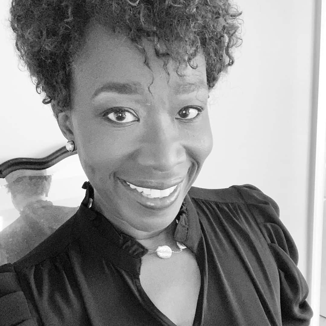 ガブリエル・ユニオンさんのインスタグラム写真 - (ガブリエル・ユニオンInstagram)「Today’s #wcw is host, mom, author and all-around force @joyannreid. Joy has been at the forefront of the cable-news conversation for everything going on in our world… and she has been a VOICE for this current time. She just announced her own show @TheReidOut, a Washington-based weeknight show… and I find comfort in knowing that I can tune-in and have her walk us through issues in a digestible way. Her show premiered at #1, scoring the 2nd highest rating ever at 7pm for a regularly scheduled show on @MSNBC. As a mom of 3, she still manages to do it - and do a damn good job! Let us lift her up in the light of goodness and hold her there.」7月30日 6時24分 - gabunion