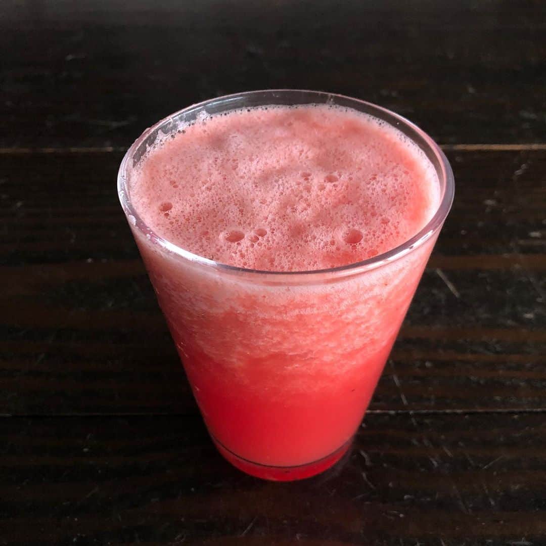 池田有希子のインスタグラム：「早朝のシーグアーチュウ（西瓜汁）🍉 デザート用の小さなペラナカン皿にシーフードカレーを盛ったら、うちにいながらシンガポールマレーシアあたりを旅しているような趣きになりました😊  #misstraveling #西瓜汁 #peranakan #breakfast」