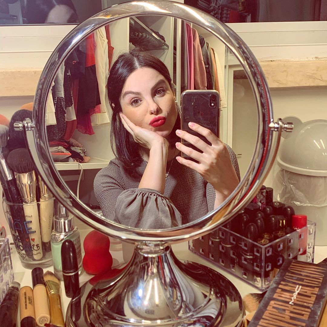 ステファニー・ブリットのインスタグラム：「Um beijo pra vc q assistiu a live hj com a @voguebrasil 💋 Mamãe  se animou e passou até batom vermelho! 🤰🏻」