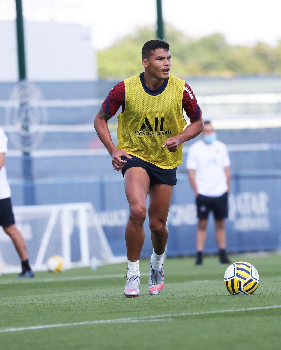 チアゴ・シルヴァのインスタグラム：「🇫🇷 Préparation intense pour la final ce vendredi #CoupeDeLaLigue 🔴🔵 🇧🇷 Preparação intensa pra #CoupeDeLaLigue nessa sexta-feira 🔴🔵 🇺🇸 Intense training for the #CoupeDeLaLigue this Friday night 🔴🔵 • • • #StadeDeFrance #ParisSaintGermain #ThiagoSilva #PSG #IciCestParis #TS2 #DefenseurCentral #Capitão #Capitaine #CoronaOut #StopCorona #IciCestParis #PSG #EquipePSG #PSGTeam #PSGlife #PSGforever #StayHealthy #OMonstro #PSGTraining #PSGOL #AllezParis #CDL #FinaleCDLBKT」