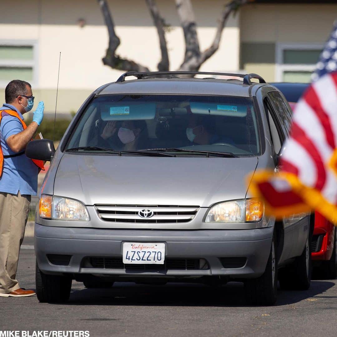 ABC Newsさんのインスタグラム写真 - (ABC NewsInstagram)「Immigration officers held a drive-through U.S. Citizenship and Immigration Services naturalization ceremony in an empty parking lot in Southern California.」7月30日 6時41分 - abcnews