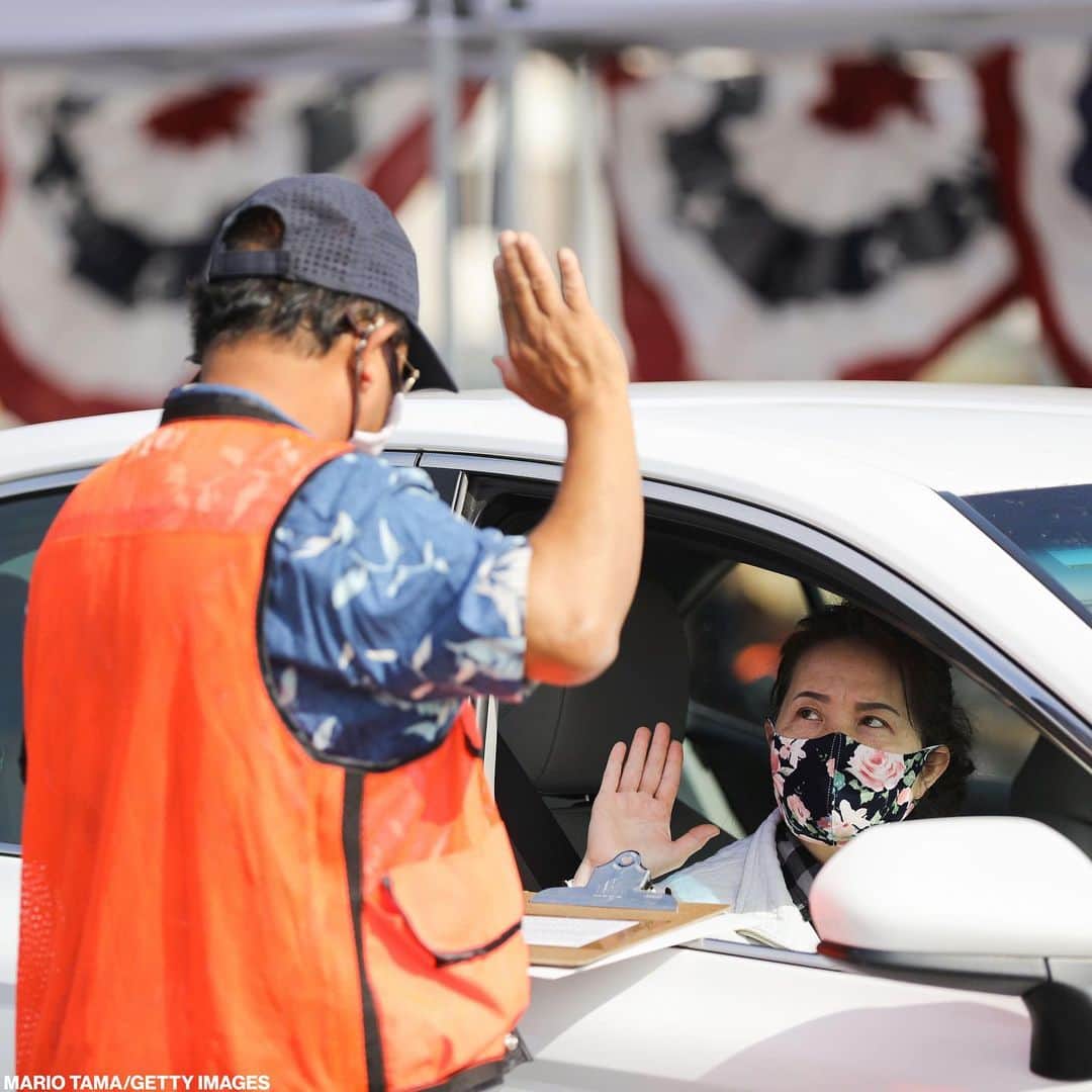 ABC Newsさんのインスタグラム写真 - (ABC NewsInstagram)「Immigration officers held a drive-through U.S. Citizenship and Immigration Services naturalization ceremony in an empty parking lot in Southern California.」7月30日 6時41分 - abcnews