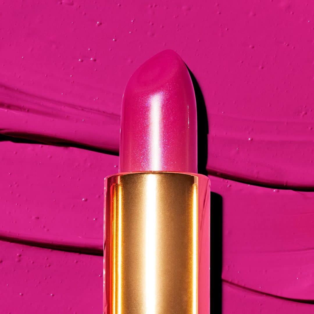 Revlonさんのインスタグラム写真 - (RevlonInstagram)「Hot pink lips: If not now, when? 💄 Throw on your favorite #SuperLustrous color for #NationalLipstickDay and show us your pout . Shown: Fuschia Shock (815), just one of *many* perfect pinks waiting for you to uncap」7月30日 6時42分 - revlon