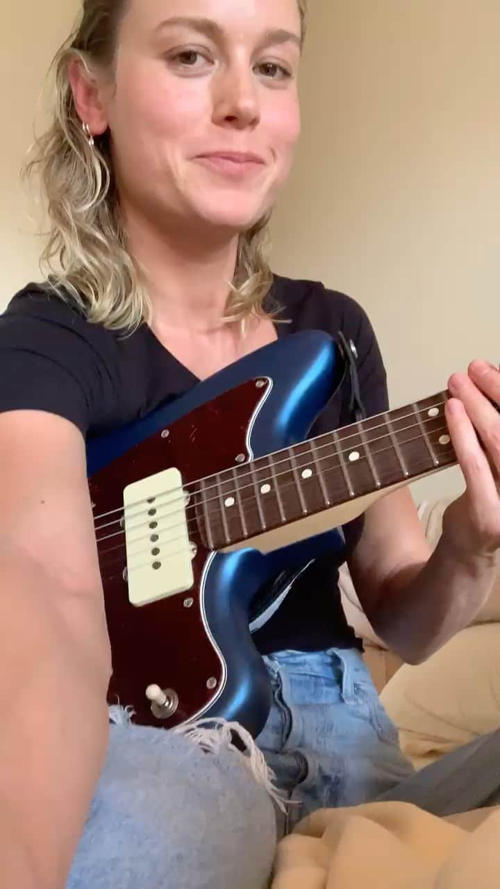 ブリー・ラーソンのインスタグラム：「Dedicated to my forever Swiftie friend @jennisennis. 🎸🥰」