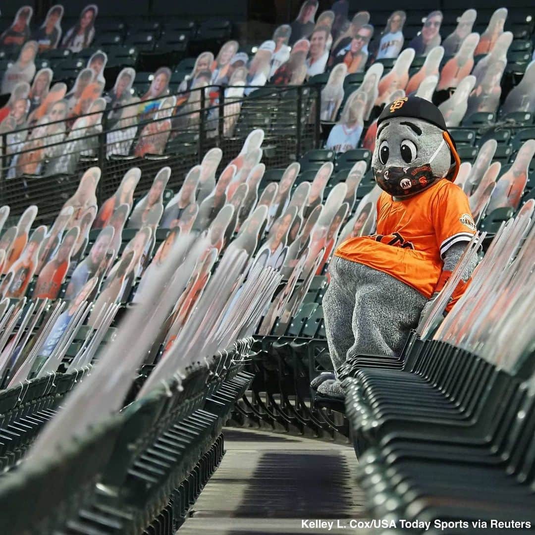 ABC Newsさんのインスタグラム写真 - (ABC NewsInstagram)「Baseball stands seen empty—except for an occasional mascot—as the MLB soldiers on with an abbreviated season amid the coronavirus pandemic. #baseball #mlb #sporrs #covid19 #coronavirus」7月30日 6時51分 - abcnews
