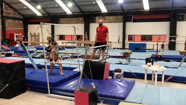 ジャジ・バルボサのインスタグラム：「#stepbystep 💥 #gymnastics #gymlife #gym #chalkgirl @timeflamengo timeflamengo @angelosabino2020」