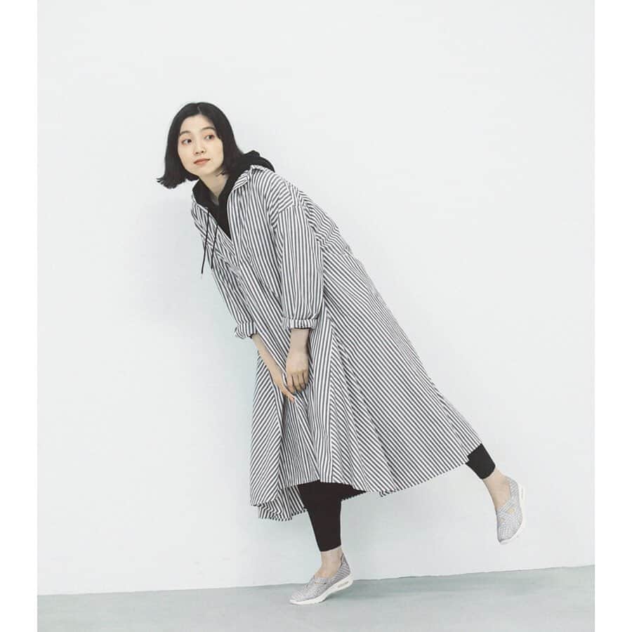 ナチュランさんのインスタグラム写真 - (ナチュランInstagram)「大好評！水で丸洗いができる「ゴムゴムメッシュシリーズ」新作・新色入荷しました♪﻿ ﻿ スニーカーまとめ特集にてご好評いただきました、デザイン性と機能性を兼ね備えた「Gomu56」メッシュスニーカーに、新色が入荷しました。﻿ 「靴が足に合わせてくれる」履き心地のよさや魅力をあらためてご紹介します。﻿ さらに足へのホールド感が増した新作クロスシリーズにも注目です。﻿ ﻿ ﻿ -----------﻿ ■ゴムゴム Gomu56 厚底Vカットメッシュスニーカー[GOM-2K43-0719-D]﻿ 前回、爽やかなシルバーカラーで人気だった厚底メッシュスニーカー。﻿ 新色は、シックな厚底カラーとラメの光沢が大人っぽい季節をまたいで楽しめる仕上がりです。﻿ 緩やかなVカットデザインが、足首をすっきりとした印象に。﻿ ﻿ ﻿ -----------﻿ ■ゴムゴム Gomu56クロスデザインメッシュスニーカー[GOM-2K45-1532-B]﻿ アッパー部分がクロスデザインになった新作スニーカーは、丁寧に編み上げた伸びのいい履き心地はそのままに、足によりぴったりフィットするスリムなシルエットに仕上がりました。﻿ 長時間歩いても疲れにくい靴底のエアインソールもおしゃれなアクセントに。﻿ ﻿ ﻿ ﻿ ------------------------------﻿ ▶️お買いものは写真内のタグをタップしてくださいね。またはプロフィールからもナチュランへリンクしています。→@natulan_official﻿ ﻿ ▶️写真内のタグは、販売中でも消えている場合がございます。ぜひ、ナチュランの検索窓から、注文番号又は商品名を、検索してみてくださいね。﻿ ﻿ ▶️プロフィール画面では、季節のおすすめ商品や、再入荷情報をご紹介しています。ぜひ、ご覧くださいませ。→@natulan_official﻿ ﻿ ----------- #lifewear #fashion #今日のコーデ #コーディネート #ファッション #ナチュラル #ナチュラン #natulan #日々の暮らし #暮らしを楽しむ #シンプルライフ #シンプルコーデ #大人女子 #大人コーデ #足元倶楽部 #スニーカー #コンフォートシューズ #靴 #足元コーデ #Gomu56 #ゴムゴム #40代ファッション #50代ファッション #natulan_official」7月30日 7時03分 - natulan_official