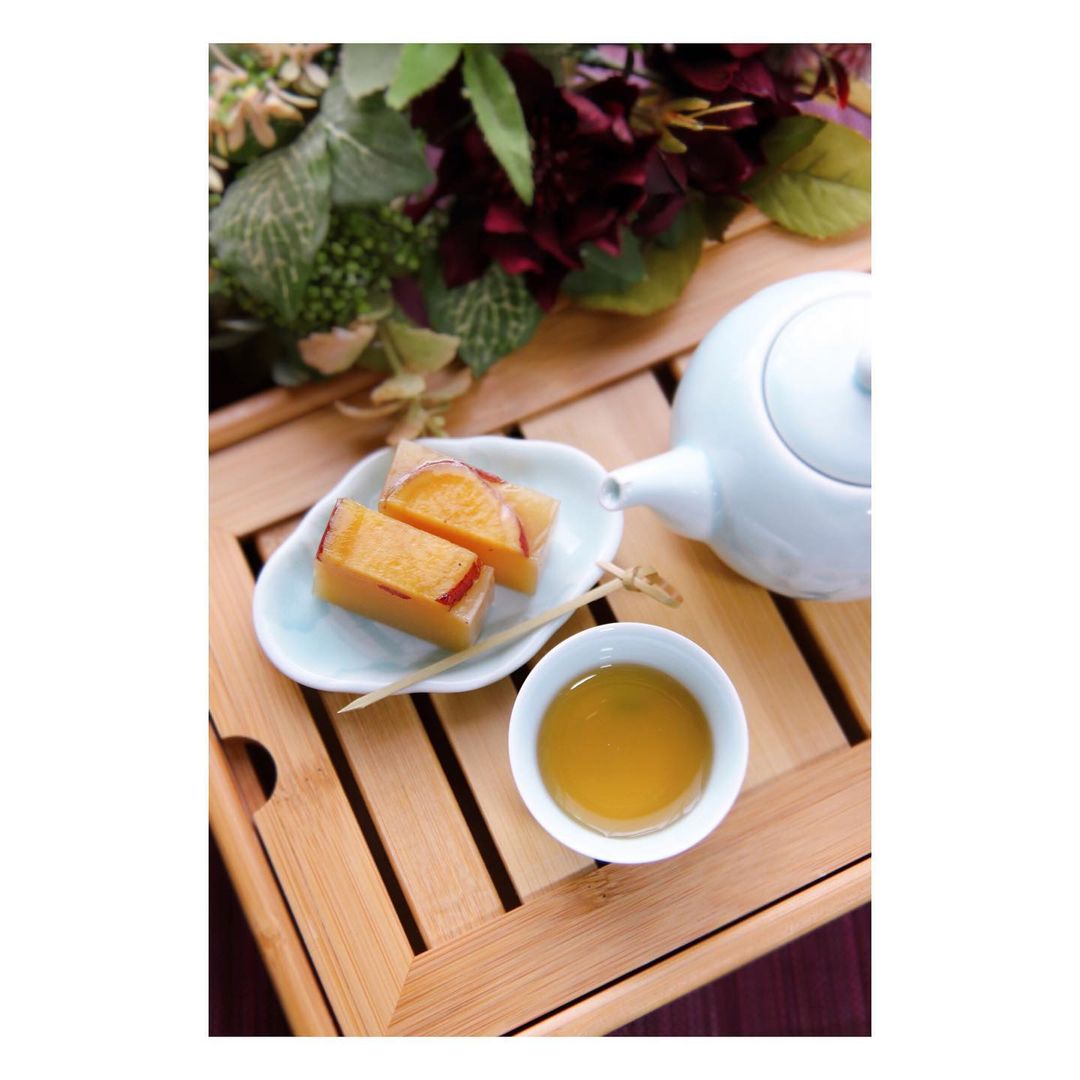大原由美子さんのインスタグラム写真 - (大原由美子Instagram)「・ 皆さま、おはようございま〜す♬ 本日のpicはお家でtea time〜♬ 茶器は台湾で買ったお気に入りの 「安達窯（ANTA POTTERY）」さんの茶器セット。。。❤︎ この日のお茶は「蜜香紅茶」♬ 台湾茶が残り少なくなってきて寂しくなってきた…😢 お茶菓子はちっちゃな芋ようかん。。。❤︎ 少し甘いものがあるとお茶がどんどん進むっ！！ 大好きな茶器で飲むお茶ってホントに美味しい♬ ゆっくりお茶時間を過ごせた〜♬ 早く台湾🇹🇼に行きたいなぁ…って毎日思ってる〜❤︎ ・ #安達窯#紅茶#台湾茶#ANTAPOTTERY#花のある暮らし#台湾#蜜香紅茶#アーティフィシャルフラワー#CanonEOSKissX9i#teatime#台湾旅行 に行きたい！#カメラ女子#中国茶#ファインダー越しの私の世界#フォトジェニック#photogenic#茶器#カフェ好きな人と繋がりたい#芋ようかん#お茶好きな人と繋がりたい#台湾好きな人と繋がりたい#台湾に行きたいわん#お家ですごそう#台湾大好き#おうち時間#台灣茶#ようかん#台湾いきたいわん#写真を撮るのが好きな人と繋がりたい」7月30日 7時03分 - oharayumiko0228