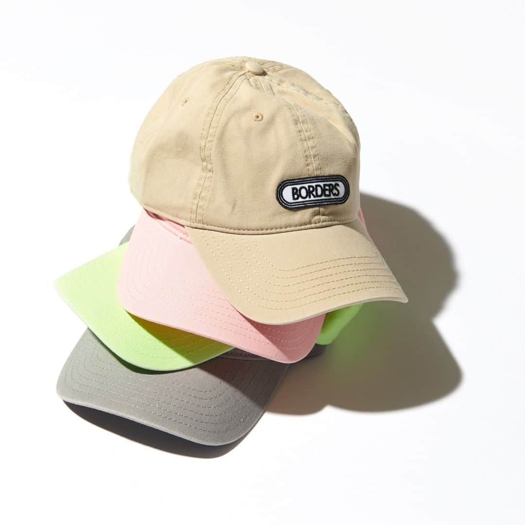 BORDERS at BALCONYのインスタグラム：「NEWS!!⁠ ⁠ BORDERS CAPに新色が仲間入り🧢⁠ BEIGE⁠ BABY PINK⁠ PALE GREEN⁠ GREY⁠ の４色。⁠ ⁠ 本日（30日）の12:00～　公式オンラインストアで販売開始いたします！！⁠ 明るくやわらかい色味がスタイリングになじむのに、アクセントになってくれる優秀カラーが揃いました。⁠ ⁠ そして！⁠ 一般発売後、すぐに完売となってしまったカラーについても、わずかですが再販売をいたしますので、⁠ 皆様お見逃しなく👀✨✨⁠ ⁠ ⁠ ⁠ #bordersatbalcony #ボーダーズアットバルコニー #ボーダーズ #BORDERS #柴田陽子 #yokoshibata⁠ #BORDERSCAP #cap #newcolor #新色」