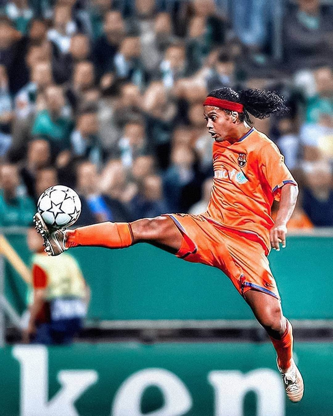 ロナウジーニョさんのインスタグラム写真 - (ロナウジーニョInstagram)「De olho nela pro domínio ⚽ 👀 🤙🏾」7月30日 7時21分 - ronaldinho