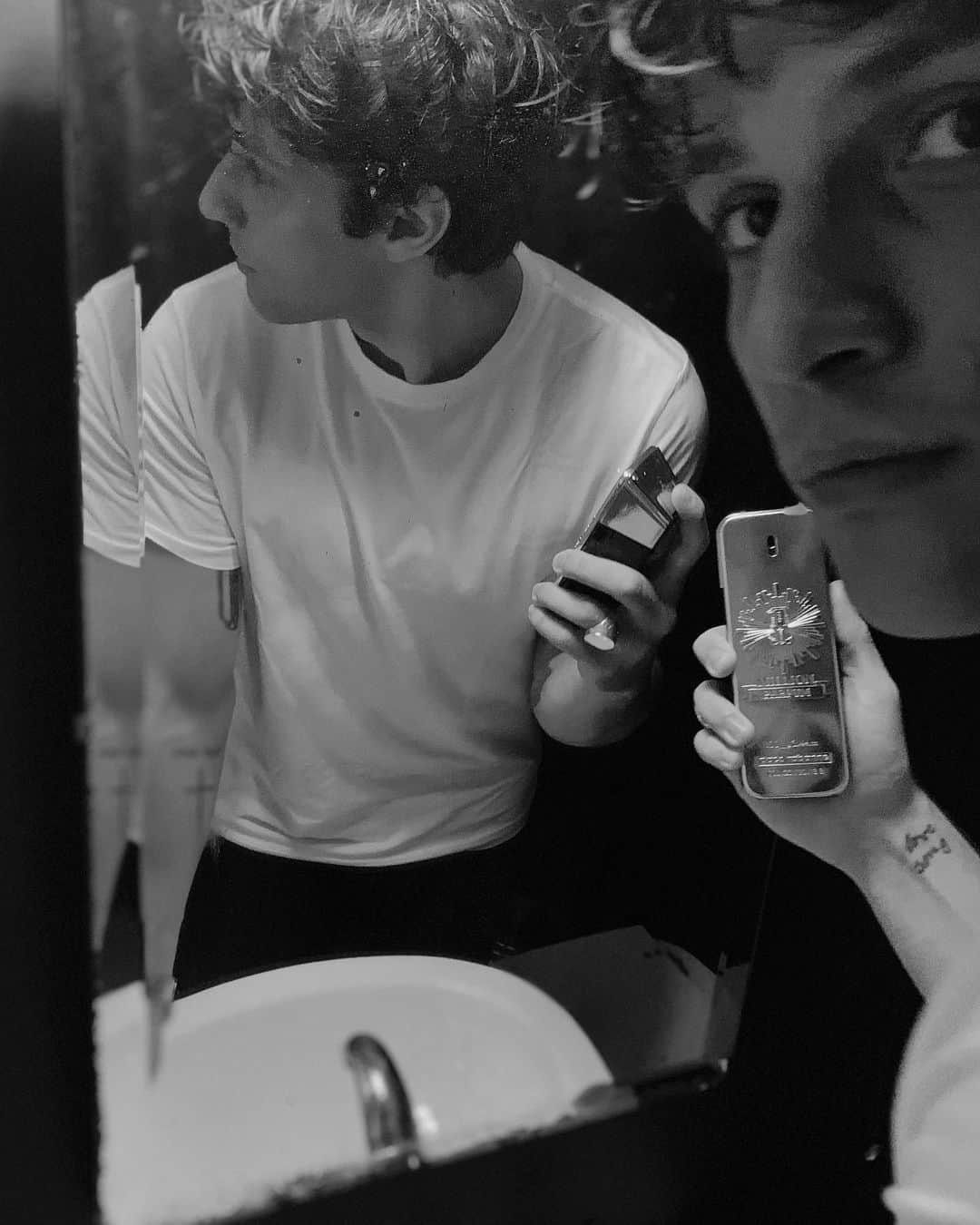Chay Suedeのインスタグラム：「1 Million Parfum, uma versão mais intensa que chega pra completar a linha Million, que há 12 anos é um pilar de muito sucesso em Paco Rabanne.  Se ainda não sabia que presente dar pro seu pai nesse dia dos pais, agora já sabe! :))  #1MillionParfum #MillionKing @pacorabanneparfums」