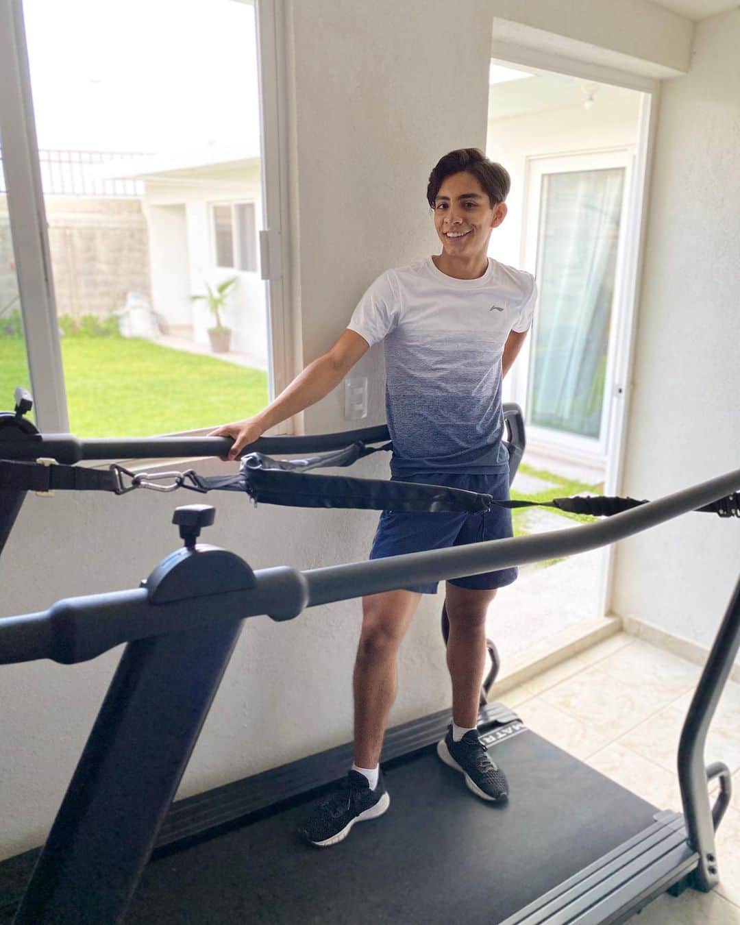 Donovan Carrillo Suazoのインスタグラム：「S-Drive Performance Trainer es un equipo de entrenamiento único ya que que combina todas las ventajas de una cinta, trineo con pesa y paracaídas de resistencia manejados, lo cual me permite tener un entrenamiento cardiovascular más completo.  En la ultima foto se puede confirmar la intensidad del entrenamiento.  #matrixfitnessmx」
