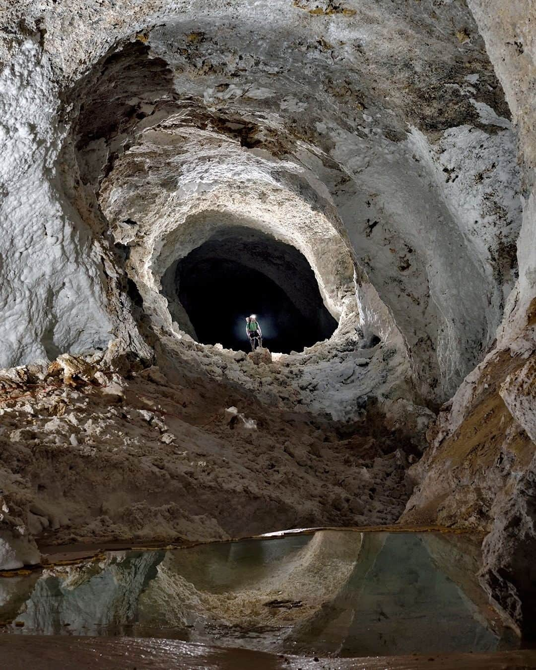 ナショナルジオグラフィックさんのインスタグラム写真 - (ナショナルジオグラフィックInstagram)「Photo by Robbie Shone @shonephoto  Lechuguilla Cave, part of the Carlsbad Caverns National Park, is beautiful and highly protected. Access is strongly controlled and only given to experienced cavers with specific scientific or exploration goals within certain parts of the cave. Posing for scale here, an American speleologist admires the giant tunnel known as Lebarge Borehole. At this point in the cave, it offered the first opportunity to collect drinking water, something our expedition team required because it's so hot down there.」7月30日 7時35分 - natgeo