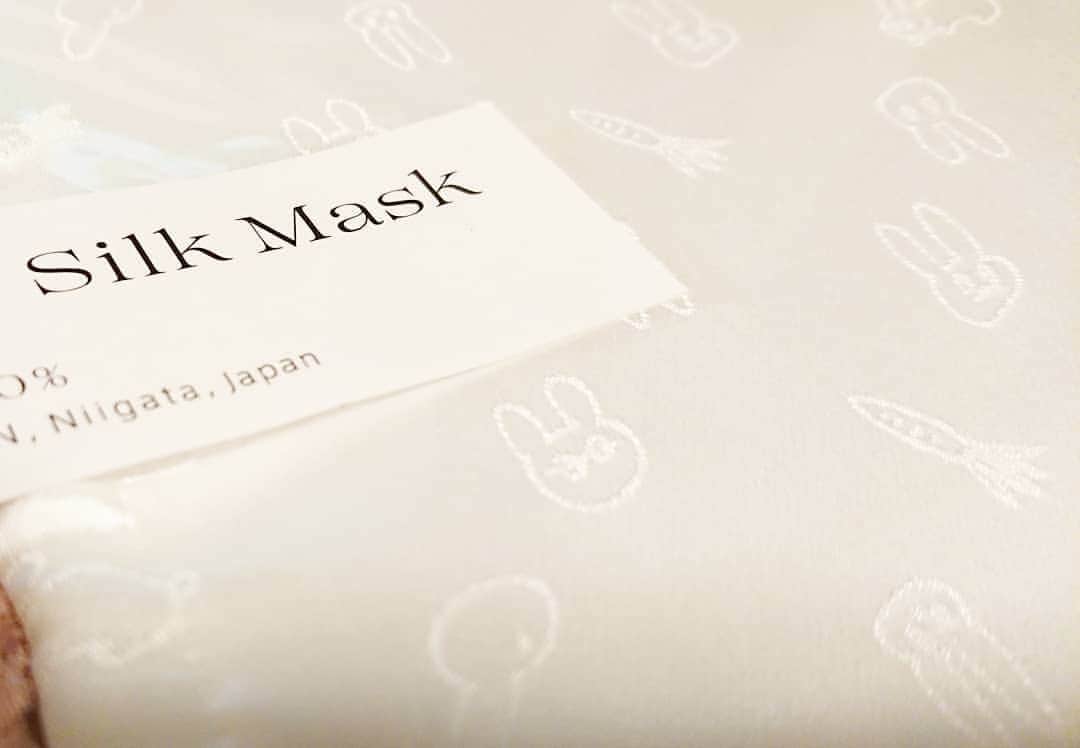 伊勢みずほさんのインスタグラム写真 - (伊勢みずほInstagram)「すごい。 シルクマスク✨  日本一の絹織物産地 新潟県五泉市✨  プライドをかけて生み出したシルク100％の肌に優しいマスク💘 もはやこれはスキンケアマスク。  今はネットショップでのみ購入可能だそうです。【絽紗】で検索してみてください😃 ※ろしゃ と読みます。  いろーんなマスクがありますが 私はお友達や応援してくださる方の手作りマスクや、地元新潟の企業が一生懸命作っていらっしゃるマスクを大切に使っていきたいです。  #絽紗 #絽紗のマスク #シルクマスク #シルク100  #美肌 #美肌マスク #新潟県 #五泉市 #横正機業場 #絹織物 #日本一 #mask #silk #silkmask #cooljapan #beautiful #感謝 #ありがとうございます😊 #スキンケア  #伊勢みずほ #ろしゃ #rosha #感染予防 #健康管理」7月30日 7時38分 - isemizuhoo