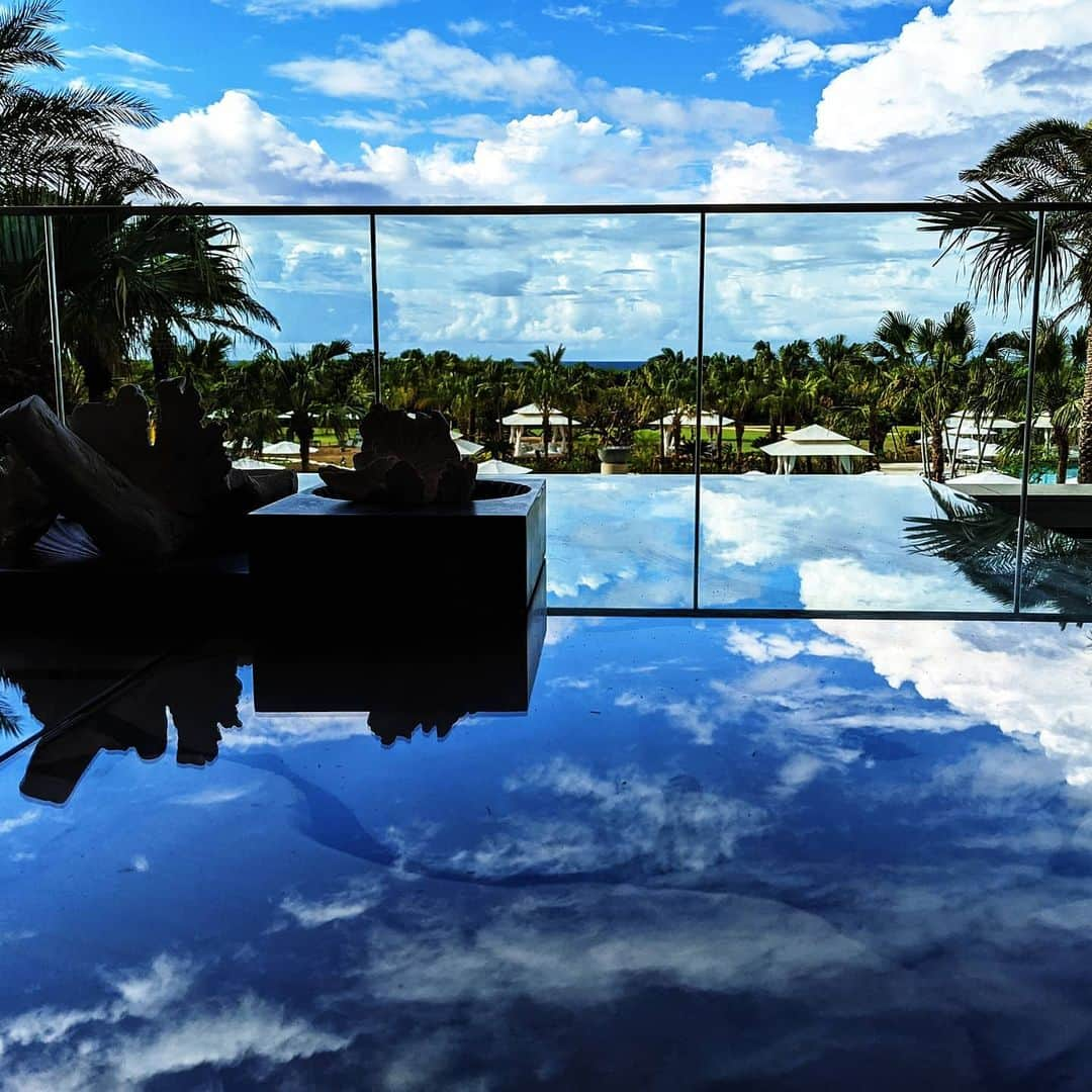 山下晃和さんのインスタグラム写真 - (山下晃和Instagram)「【MODEL】Model work in an incredibly beautiful place✨  #japanese #sky #hotel #Ishigaki #model #modelling  #Japan #Okinawa #mensmodel #Japanesemensmodel  #window #sunshine🌞  #モデルの仕事 #day7 #resort #リゾート #旅してますか #旅 #travel #travelwriter #entrance #空もとべるはず #スマホでの撮影 #ピクセル4」7月30日 7時59分 - travel_akikazoo