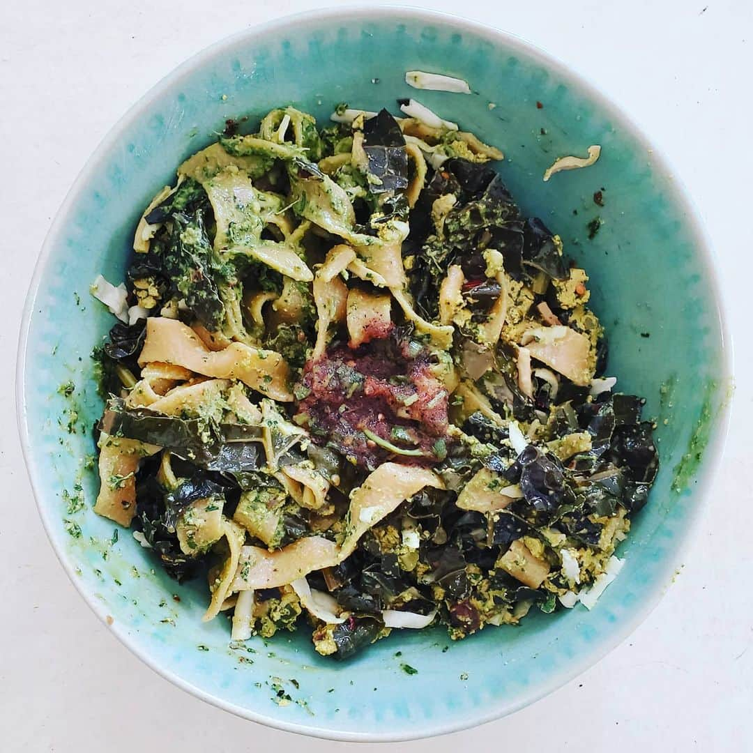 ガソリングラマーさんのインスタグラム写真 - (ガソリングラマーInstagram)「PLANT BASED HOMEMADE PESTO KALE CHEESE EGG SALSA FIRECRACKER PASTA #GASOLINEKITCHEN 🍝🥬🍳🧀🧅🧄🥥🌶🌿 @closetohomepasta #firecracker #pasta  @spero #SCRAMBLIT #veganegg  @doublebatch.co #almondcheese #vegancheese  @jrorganicsfarm organic #basil lacinato kale  @latourangelleartisanoils grapeseed oil #GASOLINEGARDEN lemon @mountainroseherbs black pepper smoked chili flakes kiawe smoked salt garlic salt @texasblackgoldgarlic black garlic salt @smitfarms smoked almonds  @edible.alchemy caramelized onion garlic coconut #yogurtdip via @marketbox.sd  #vegan #veganfood #whatveganseat #vegansofinstagram #plantbased #vegetarian #VEGANGOOD #vegansofig #veganfoodie #foodie #plantbased #plantbasedfood #plantbasedfoodie #pesto @gasolineglamour #gasolineglamour  #jrorganicsfarm  #latourangelleartisanoils  #mountainroseherbs  #texasblackgoldgarlic  #ediblealchemy  #marketboxsd」7月30日 7時57分 - gasolineglamour