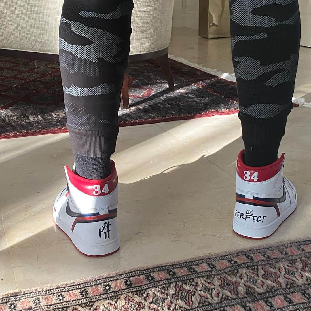 フェリックス・ヘルナンデスのインスタグラム：「Get yours at Kingfelix34.com 🔥🔥🔥 • • • • • #sneakerhead #sneakers #sneakeraddict #kf34 #atl #perfect #34 #kingfelixhernandez #kingfelix #instadaily #instagood #shop」