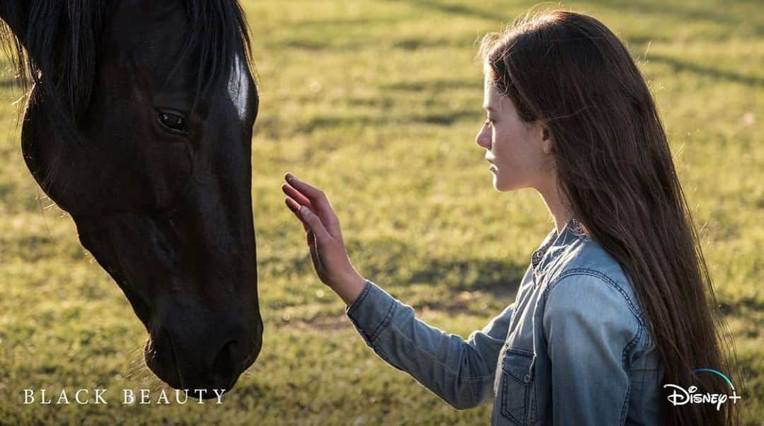 マッケンジー・フォイのインスタグラム：「Black Beauty coming to @disneyplus this fall!!! ✨🐎」