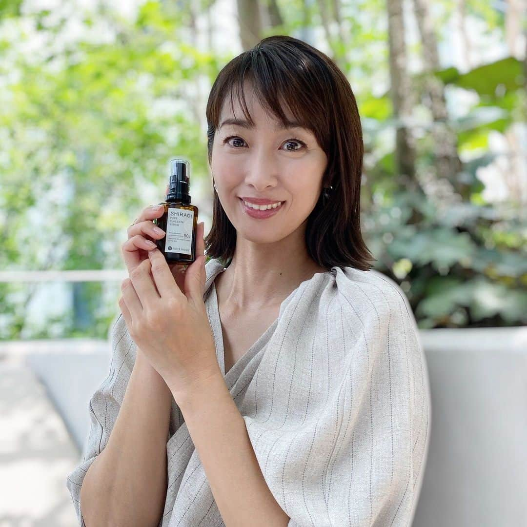 坂下千里子さんのインスタグラム写真 - (坂下千里子Instagram)「おはようございます！ アミノセルス製薬さんに頂いた生プラセンタ美容液を2ヶ月ぐらい愛用しています。 サラッとした使い心地なのに、肌にスッと浸透していく感じにビックリ！  導入美容液としてすごく優秀なので、朝晩の洗顔後は必ず付けています。 お化粧ノリも良くなるし、お肌のトーンも明るくなるし、いいことずくめです♪ ラベンダー精油がほのかに香って癒やされますよ。  @aminocells_official  #siraoi #シラオイ #生プラセンタ #シラオイ生プラセンタ美容液 #sheerbright #シアーブライト #プラセンタ #アミノセルス #アミノセルス製薬 #pr」7月30日 8時09分 - chiriko_sakashita_official