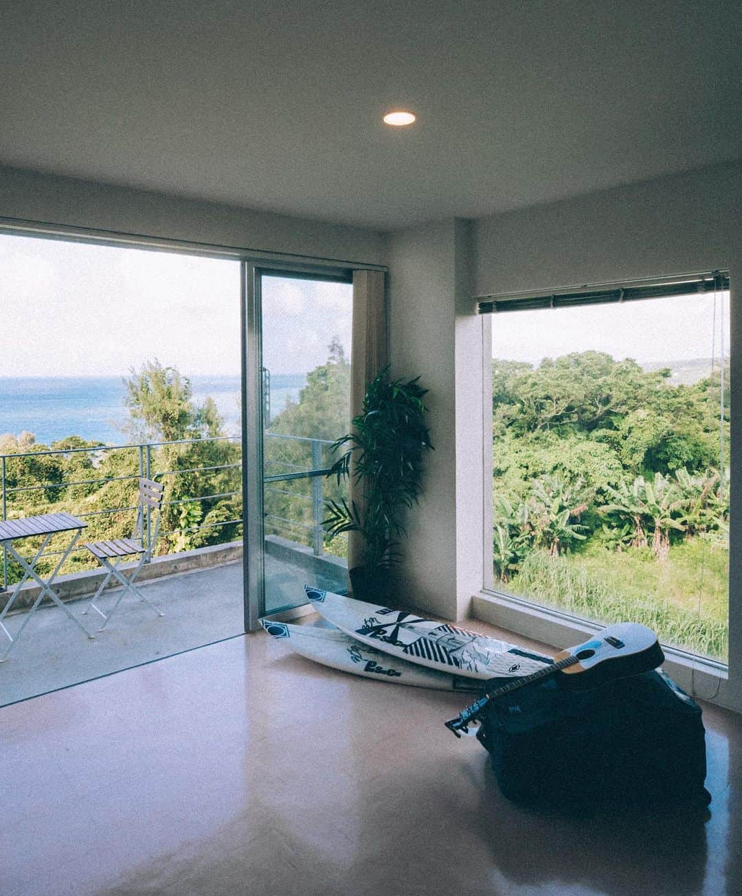 山中海輝のインスタグラム：「Wake up with this view. 昨日から移動。 波が上がらない限りここにこもって編集追い込みます。」