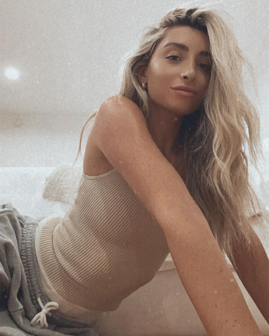 Lauren Elizabethのインスタグラム：「Wednesday’s are for being moody - new podcast is up and it’s another fun girl talk episode 🖤 who should be my next guest? 👇🏼」