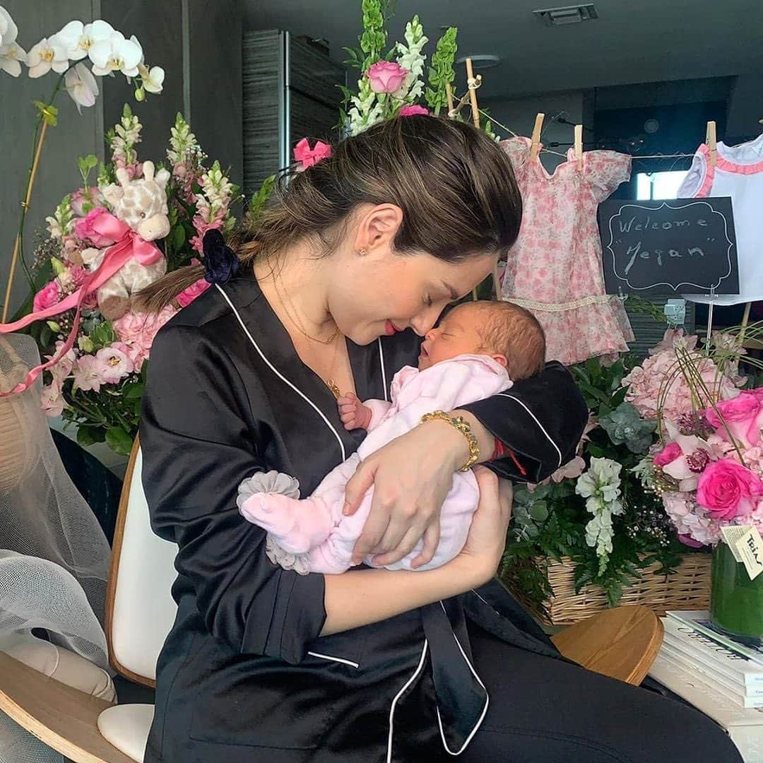 Primer Impactoさんのインスタグラム写真 - (Primer ImpactoInstagram)「@michellegalvantv y #BabyMegan 👶🏻💖 en los primeros días tras salir del hospital. Nuestra presentadora habló de las complicaciones de recuperación tras el parto. Detalles en el link de nuestra biografía. #PrimerImpacto」7月30日 8時19分 - primerimpacto