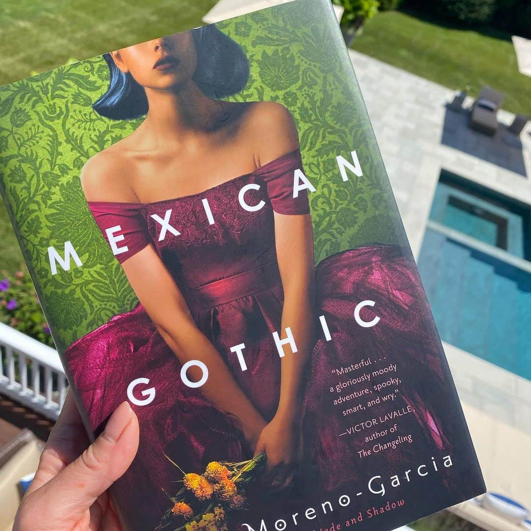 ケリー・リッパさんのインスタグラム写真 - (ケリー・リッパInstagram)「Sublime horror for your summer reading. So good i bought the hard copy and the download to read in the dark. 🇲🇽 #silviamorenogarcia」7月30日 8時28分 - kellyripa