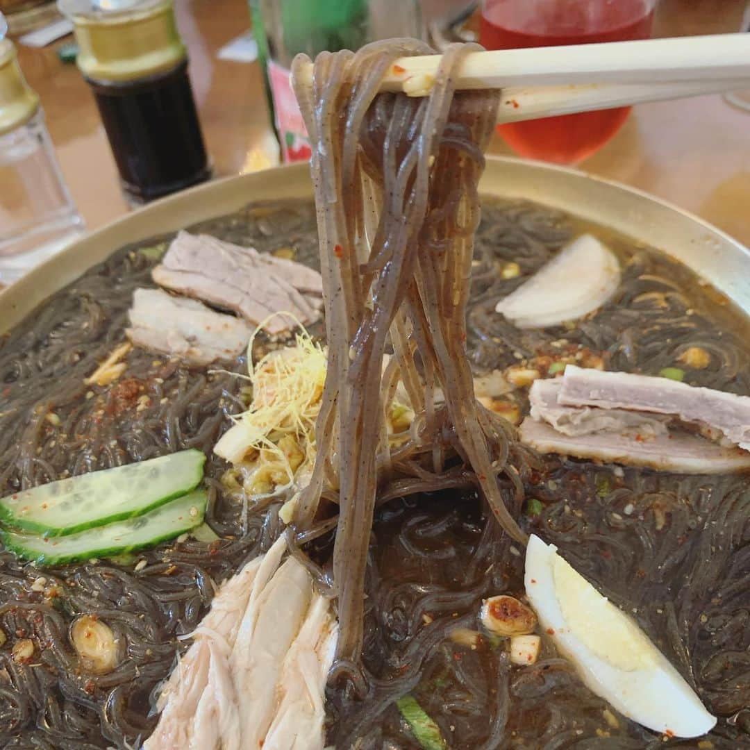 大桃美代子さんのインスタグラム写真 - (大桃美代子Instagram)「평양 냉면  Pyongyang cold noodles  平壤冷面  おはようございます。  連日資料を整理して作成する作業が続いています。  昨日は動画をいろいろ見ていて、  「これがいいか？」「あれがいいか？」と悩みながらのkeynote。  MACユーザーで、初めてのKeynoteでしたが、なんとかやれそうです。（今まではパワポ）  事務作業が苦手ですが、好きなことまとめられるもんですね。  「苦手ではない！伸びしろがあるだけだ！」と心を整えたらあとはやるだけ。  マインド大事です。これがコーチング。  たくさんのお申し込みを頂いているようです。  ありがとうございます。👏👏  まだ少しお席に余裕がありますので、お申込みを迷っているようなら、  ご連絡くださいね。（パリパリ〜〜）  お申し込みは今日までですよ。🤗🤗  三進トラベルさんへ。  電話は ０１２０ー９８８−１３４  お支払いがpaypalかクレジット決済となっています。  値段が驚き‼️の1650円。  4人の専門家か話してですよね。。。  初めての方もお値打ちなので、参加しやすいですね。  私が入っているzoomは６万円だから、、、。😱😱  わからない場合は電話で聞いてみてください。  北朝鮮に行ったことがある４人が揃ってのドラマ比較。  ドラマの感想を期待してシーンに浸りたい方は、  他にいかれてください。😱  こちらは、ひと味ちがうんです。  コアな座談会になること間違いなし。  出演の武器が多すぎるから、、、。マニアックとも言えますが、、、、。😬  Zoomのウェビナー形式なので、皆さんのお顔がでることはありません。  恥ずかしい〜、🤭  「俺がいるのがバレるのか？」😓とか、  「女性の中にはいるのは、、、」😵という方、ご安心ください。  ばれませんから、、、。  あ、オンタイムで見られない！と言う方。  後日アーカイブで見られるようにするそうです。  お一人で、安心してご参加ください。🤗🤗🤗  資料作成していてですね、  手が止まるんです。  平壌のホテルでみたテレビの映像で、  「え？ほんと？？」ってものが写っていて、😱  座談会で出していいのかな〜と選定中。  工作員に狙われないのか？って、🤐  もう、自分がユンセリの気分。。。🤞🤞  私が一番楽しんでいるかもしれません、、、。  皆様からの質問も受け付けています。  座談会の申し込み時に質問書けると思いますよ。  特に、在日朝鮮人３世のパクさんが北事情に詳しいので、  どんどんぶつけてください。  私は旅行者として見た平壌をご紹介します。  平壌に行ってから１年経ちましたが、今になってあの映像がいきてくるとは、、、  写真は平壌で超有名な冷麺店、🍜  玉流館の冷麺です。  黒いの。  美味しかった〜。  最後に出てくるアイス🍨。も  おいしいー。  そして、  打ち合わせの風景です。  食については、八田さんがバンバン答えますよ。  なんで冷麺が黒いのか、、、、。  お楽しみに。。。  私の背景は平壌の地下鉄の駅構内。  詳しくは座談会で。。。  まだまだ話し足りないわ〜。  イリオプソ。  トマンナヨー  #愛の不時着#愛の不時着ロス#ヒョンビン#ソンイェジン#愛の不時着座談会#大桃美代子#三進トラベル#평양 냉면」7月30日 8時29分 - miyoko_omomo