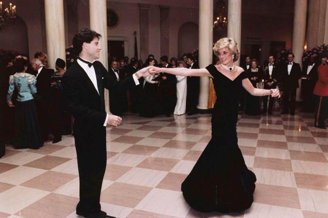 People Magazineさんのインスタグラム写真 - (People MagazineInstagram)「The iconic gown that Princess Diana once wore to the White House, where she famously danced with John Travolta, was always known to be a favorite of the late royal. But until now, it wasn't known by how much. 👑 "By my count makes it's the dress she wore most. It was clearly a favorite of hers," shares Palace expert Eleri Llynn, whose team is displaying the gown at Diana's former home this week. Tap the bio link for more on the iconic dress and its story. ✨ 📷: AP/REX/Shutterstock, Jayne Fincher/Princess Diana Archive/Getty」7月30日 8時30分 - people