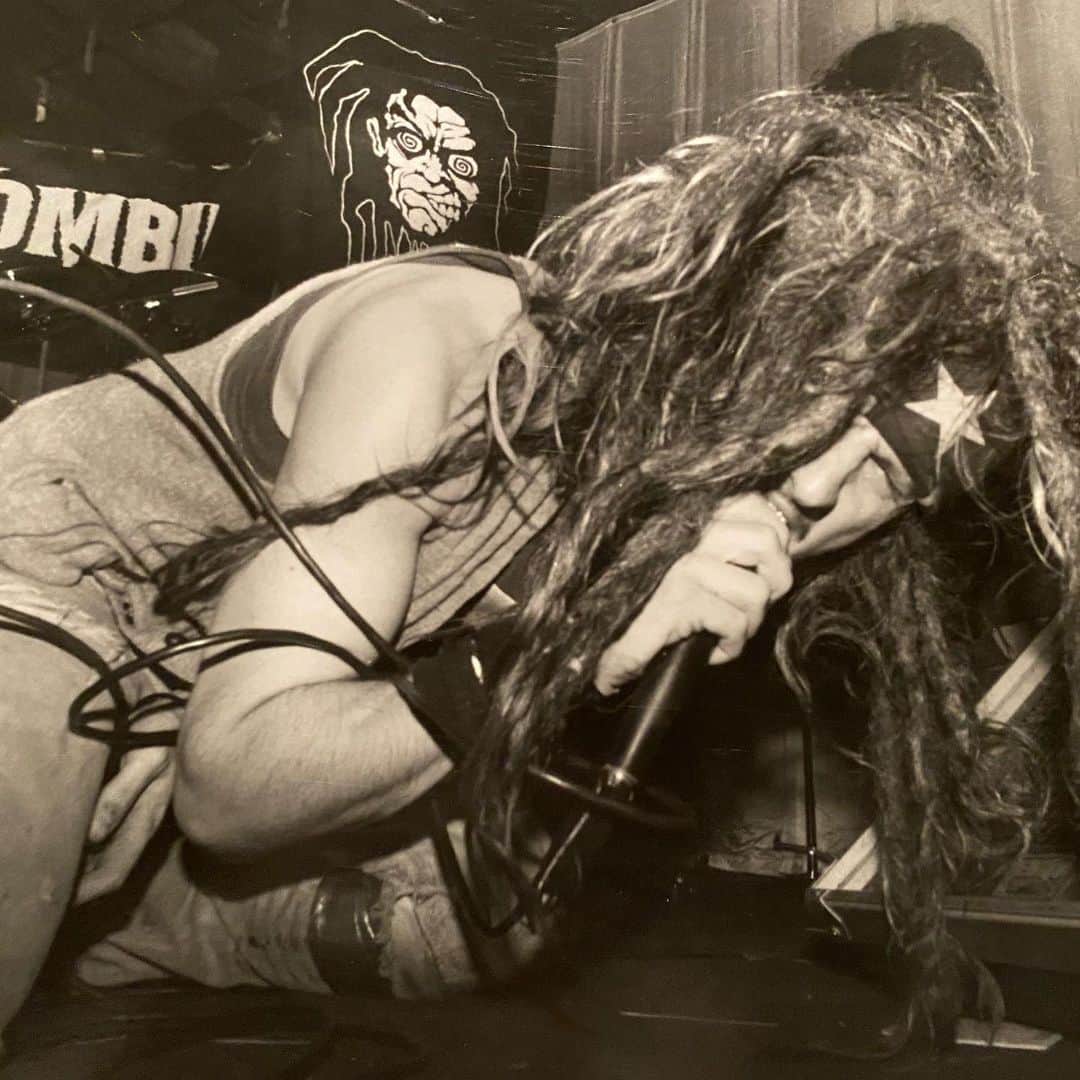 ロブ・ゾンビのインスタグラム：「Here’s an oldie! On stage in Houston, Texas back around 1987. Crazy. 33 years ago! Whoah! Why no tattoos? Because I couldn’t afford fucking tattoos! I was happy to have food. ✊🏻#robzombie #texas #longtimegone #whitezombie」