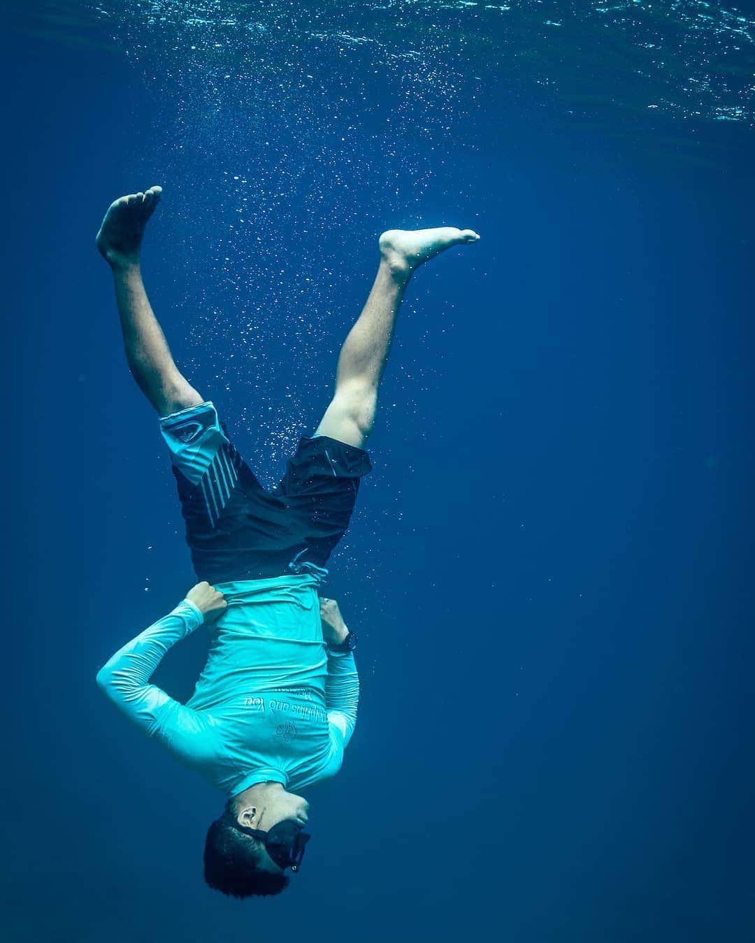 And Youさんのインスタグラム写真 - (And YouInstagram)「“When the world turns upside down, the best thing to do is turn right along with it.” – Mary Poppins. ​. ​. ​. ​. ​. ​#upsidedown #underwaterphotography #quoteoftheday #2020 #perspective #positivity #saltwaternomads」7月30日 8時36分 - dolphinsandyou