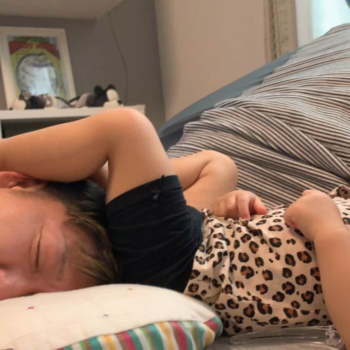 星野光正のインスタグラム：「昨日 出勤で夜遅くに帰って来て、朝4時に子供に起こされる。。  _(┐「ε:)_  寝不足と前日のアルコールが残る中トレーニング。。 汗に混じって半分は毛穴からアルコールが漏れてたと思うw  その結果、太陽浴びた過ぎて娘をビニールプールで遊ばすついでにお見苦しい姿で日光浴w  仰向けの時のお約束で、娘にホースで顔面に水を浴びせられ溺れかけるw  軽く酒が残ってる 寝不足 筋肉痛 溺れる  中々体内が多忙な1日w  #プロダーツプレイヤー #ダーツインストラクター #ダーツ #星野光正 #星野飯 #三児のパパ #アラフォーパパ #日光浴  #プール遊び  #筋肉痛  #寝不足 #らいおん鍼灸整骨院」