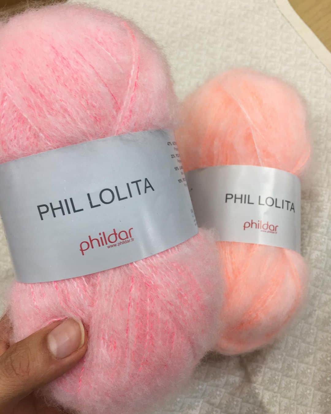 オカダヤ新宿本店コンシェルジュさんのインスタグラム写真 - (オカダヤ新宿本店コンシェルジュInstagram)「展示してある、ふわふわのセーター。柔らかで軽いので、2玉ほどで編むことができます。   「ネオンカラーの毛糸いろいろ見たいです！」のリクエスト、いただきありがとうございます！質問はまだまだ受付中です！   ☆オンラインショップ限定で、手編み糸20％offセール開催中です。詳しくは下方に記載しています。   ▼Phildar-フィルダー- LOLITA・ロリータ アクリル47%　ポリエステル33％　ウール10％　ナイロン10％ 50ｇ玉巻（約310ｍ） 使用針：棒針13号 / かぎ針9/0～10/0号 標準ゲージ：17目・26段 ￥1,320(税込)   ▼取扱店舗 オカダヤ新宿本店服飾館5階Bフロア オカダヤ町田店地下1階 オカダヤオンラインショップ   ＝＝＝＝＝＝＝＝＝＝＝＝   ◆手編み糸クリアランスセール◆ セール期間：7/17(金)AM10:00～8/3(月)AM9:59   ・オンラインショップ限定セールです。（実店舗では開催されていませんのでご注意くださいませ）・特価品、その他一部商品、編み針・用具は対象外は対象外となります。・会員ログインしていただくと、セール対象商品にはセールアイコンが表示されます。・会員ログインされないでお買い物された場合は、会員割引および、セール対象外となりますのでご注意ください。会員登録がまだの方は、是非この機会にステップアップメンバーズクラブにご入会くださいませ♪ ＊入会金、年会費無料 ＊入会後、すぐに割引き価格にてお買い求めいただけます。   ＝＝＝＝＝＝＝＝＝＝＝＝   #ネオンカラー #ネオンカラーの毛糸 #ネオンカラーバッグ #ネオンカラーアクセサリー #ネオンカラーコーデ #neon #Phildar #フィルダー #オカダヤセール #オカダヤおうち手芸 #手芸 #手編み糸 #毛糸 #夏糸 #編み物好きさんとつながりたい #編み物好きな人とつながりたい #手仕事のある暮らし #手芸材料 #手芸材料セール #ハンドメイド #手芸 #かぎ針 #かぎ針編み #crochet #crocheting #yarn #handmade #新宿 #shinjuku #オカダヤ #okadaya」7月30日 8時45分 - shinjuku_okadaya